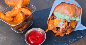 Norte Burgers en Tijuana, restaurante especializado en hamburguesas y comida casual, ideal para disfrutar de una comida con amigos o familia.